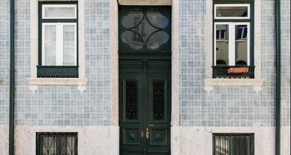 GuestHouse - Deluxe Double Room with Balcony (Room 7 Cherubs )