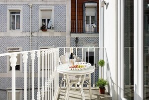 Outdoor dining - GuestHouse - Deluxe Double Room with Balcony (Room 7 Cherubs ) (Lisboa)
