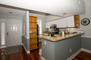 Een koelkast, een microgolfoven, een oven, een kookplaat