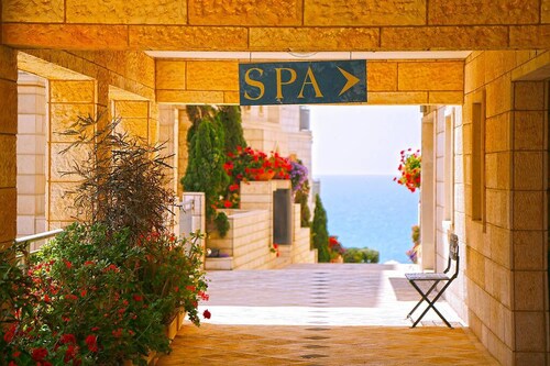 Deluxe 2BR Apt w Pool in Historical Jaffa