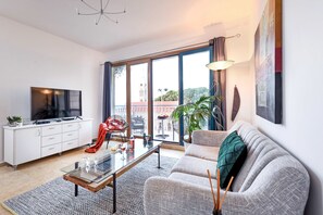 TV - Mamad Deluxe 2BR Apt w Pool in Historical Jaffa (Tel Aviv-Yafo)