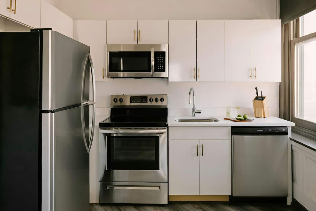 Refrigerador, microondas, horno y cafetera y tetera