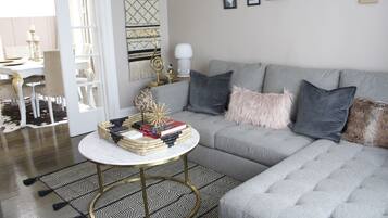 Smart TV, books, stereo, offices