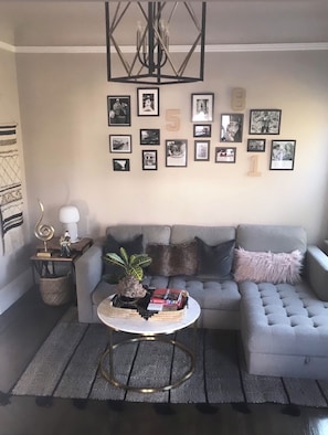 Smart TV, books, stereo, offices