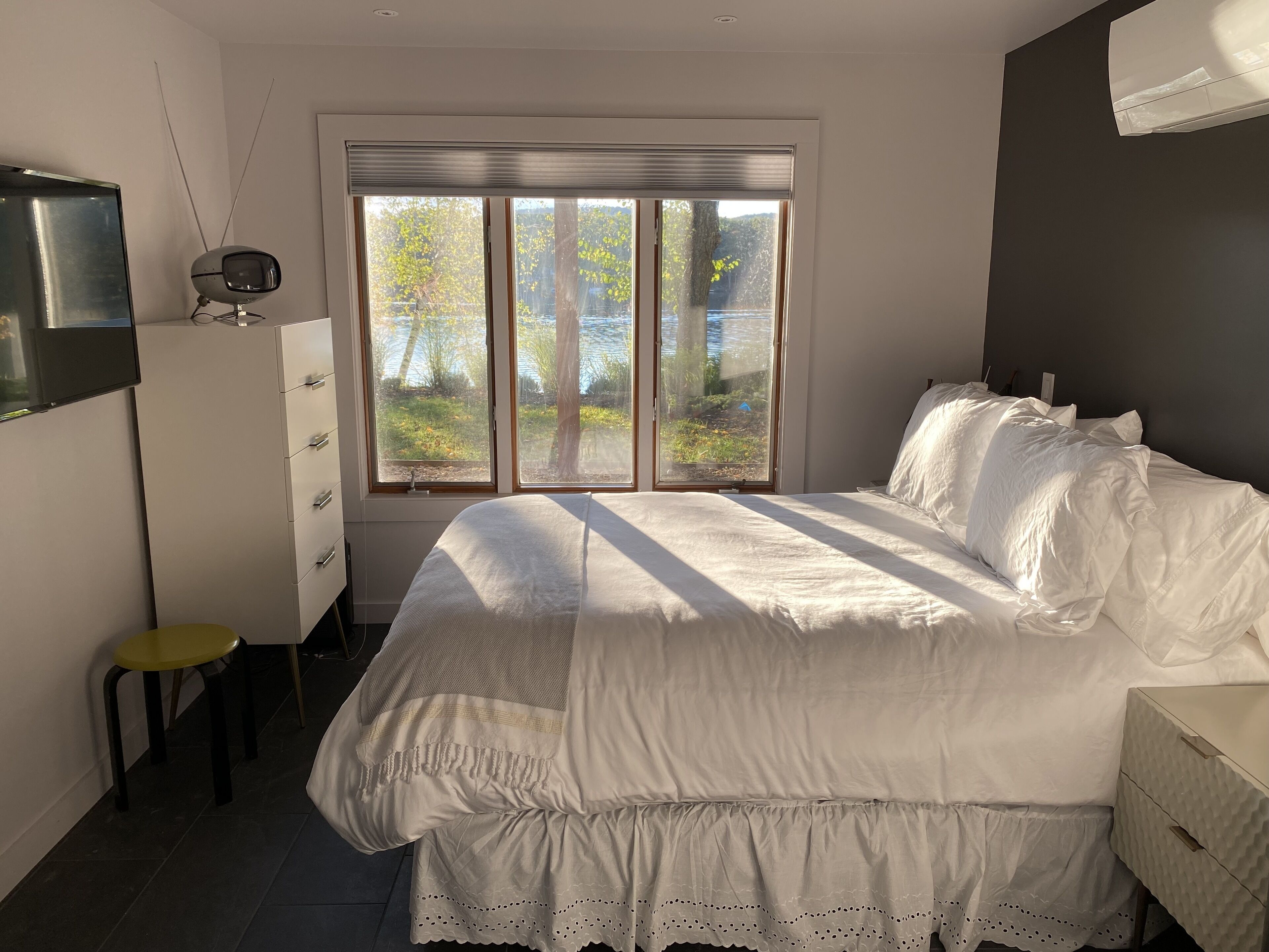 Lake House- amazing sunsets, kayaks, fire pit, family friendly (sleeps 6).