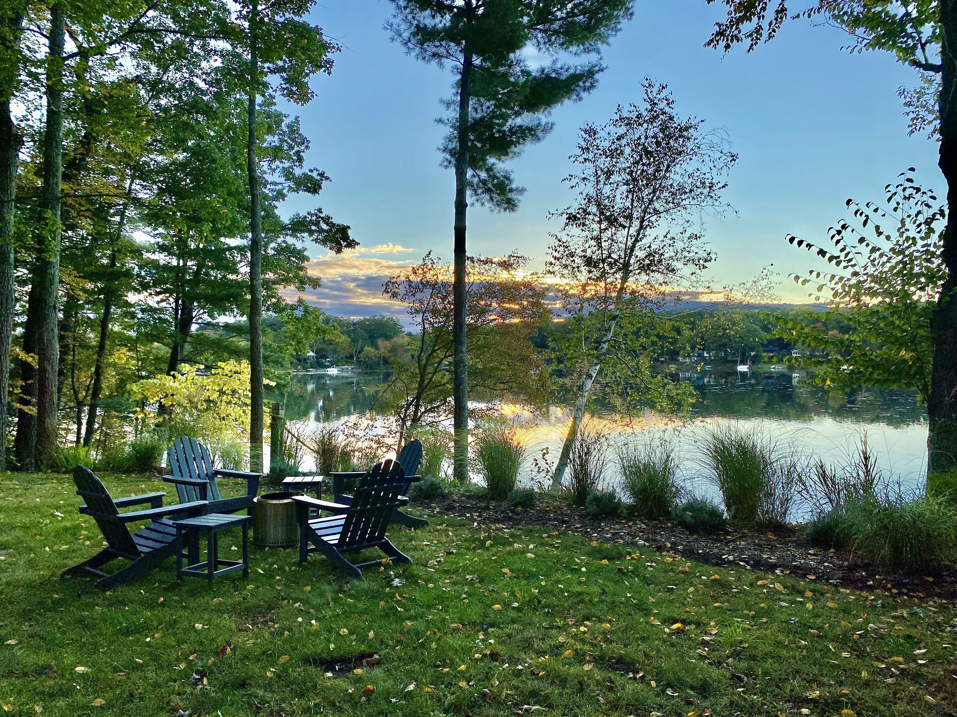 Lake House- amazing sunsets, kayaks, fire pit, family friendly (sleeps 6).