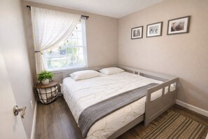 4 bedrooms, desk, iron/ironing board, travel crib