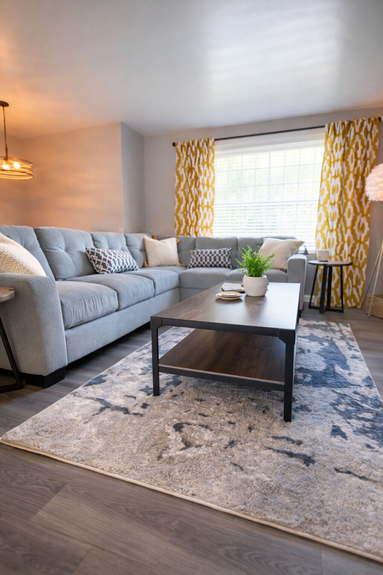 Televisor intel·ligent, llar de foc i llibres 