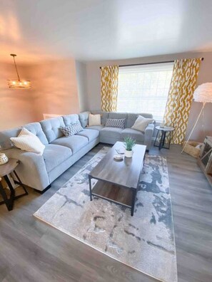 Smart TV, chimenea y libros
