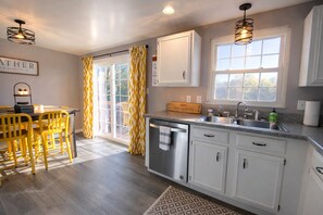 Fridge, microwave, oven, stovetop - Fire Pit • BBQ • Pets OK • Trailside Retreat (Charlotte)