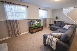 Smart TV, fireplace, books - Fire Pit • BBQ • Pets OK • Trailside Retreat (Charlotte)