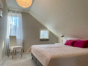 4 bedrooms, desk, iron/ironing board, travel cot