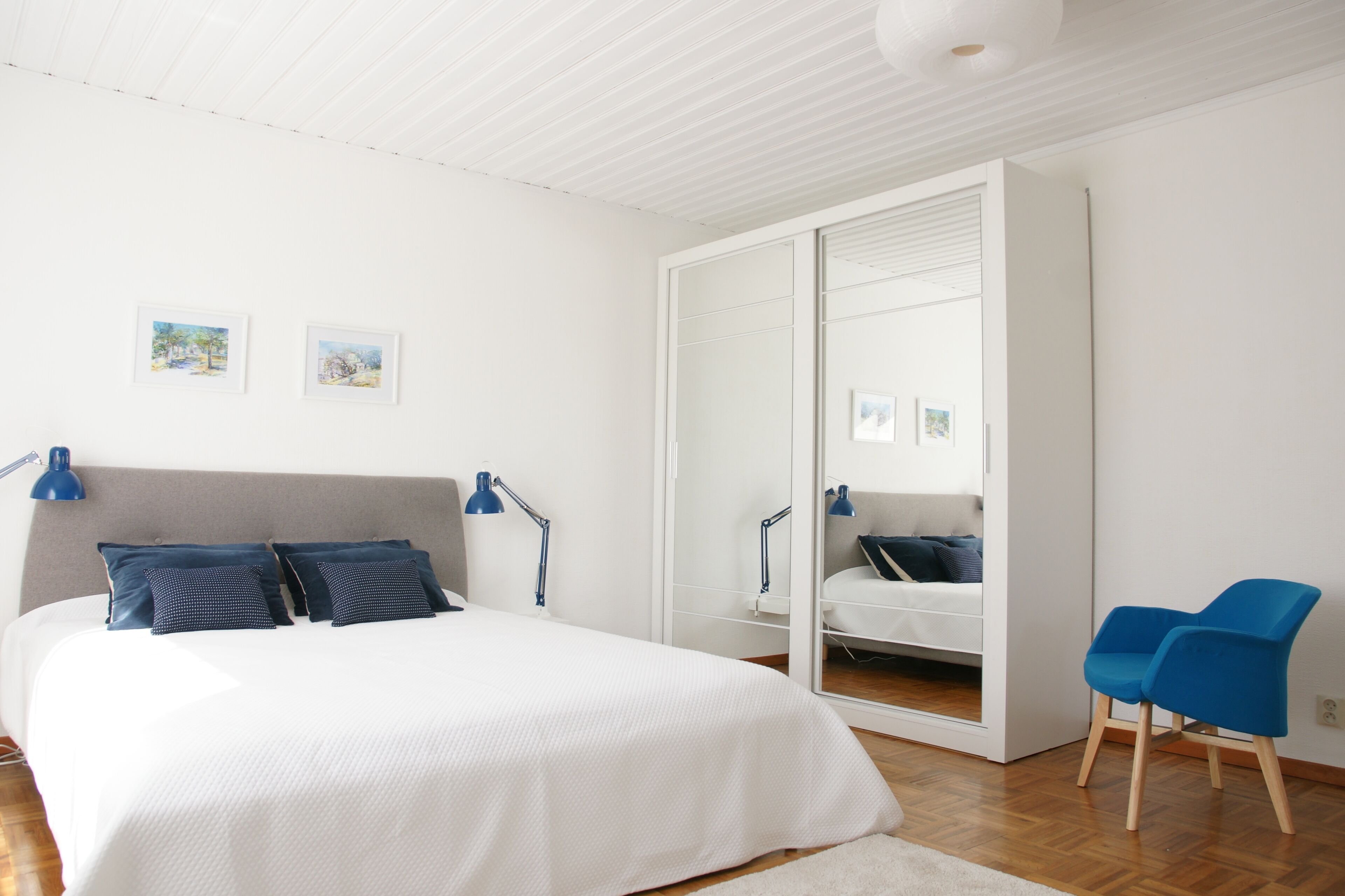 4 slaapkamers, een bureau, een strijkplank/strijkijzer, reisbedje