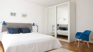 4 slaapkamers, een bureau, een strijkplank/strijkijzer, reisbedje