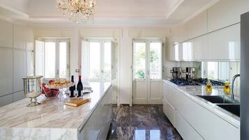 Micro-ondes, four, plaque de cuisson, lave-vaisselle