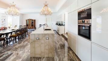Microonde, forno, piano cottura, lavastoviglie