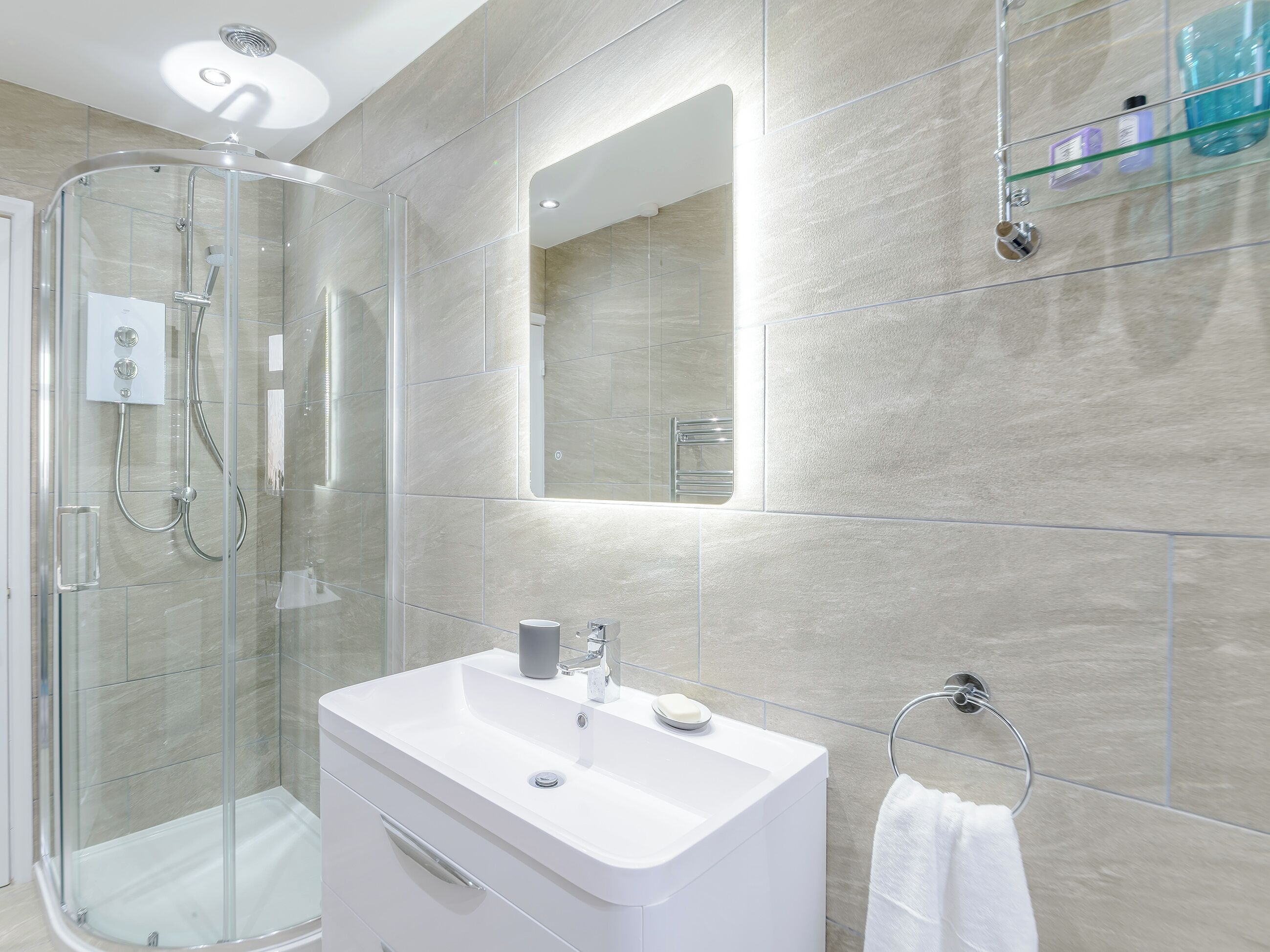 Douche à « effet pluie », serviettes fournies