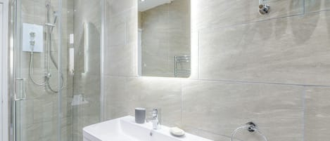 Douche à « effet pluie », serviettes fournies