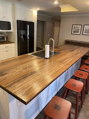 Fridge, microwave, oven, stovetop - Lazy Bear Lodge — The Sandifer’s House on Lake Bruin (Newellton)