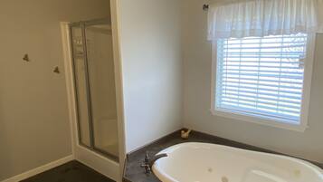 Ensemble douche/baignoire, serviettes fournies, papier toilette