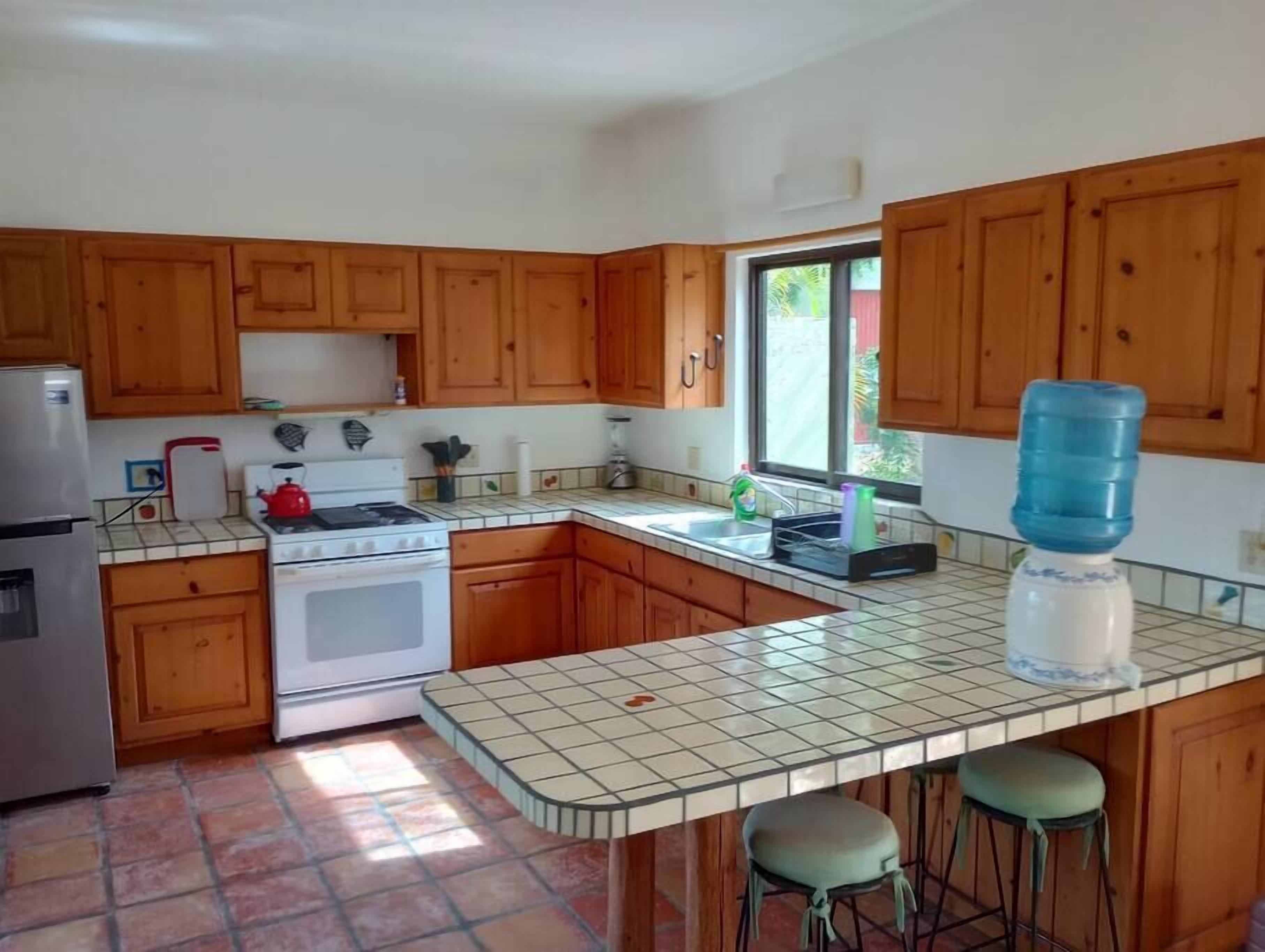 Geladeira, fogão, cooktop, talheres/pratos/utensílios de cozinha