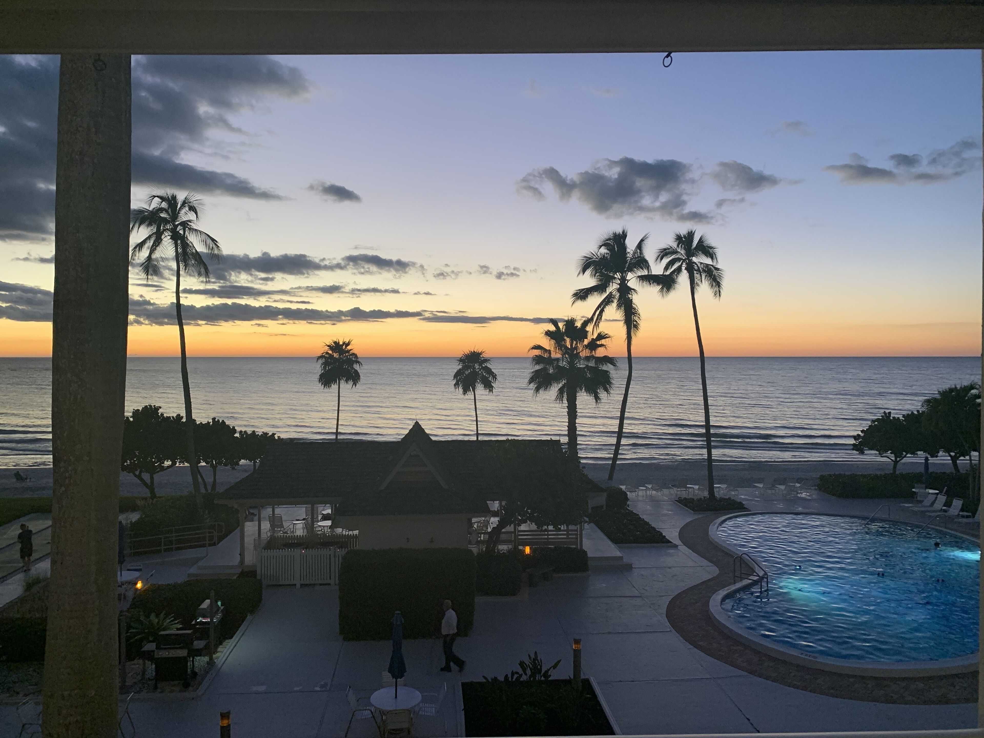 Een buitenzwembad en een verwarmd zwembad