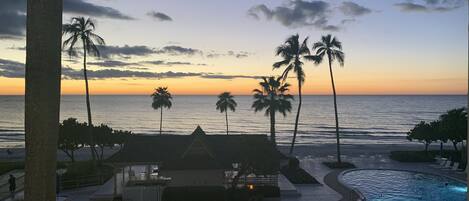 Een buitenzwembad en een verwarmd zwembad