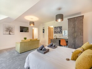 5 bedrooms, free WiFi, bed sheets