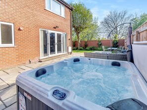 Terrace/patio - Lindengarth is located just 20 minute’s walk from Bridlington seafront. (Bridlington)