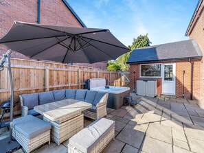 Outdoor dining - Lindengarth is located just 20 minute’s walk from Bridlington seafront. (Bridlington)