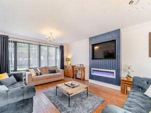 TV, video game console, Netflix, streaming services - Lindengarth is located just 20 minute’s walk from Bridlington seafront. (Bridlington)