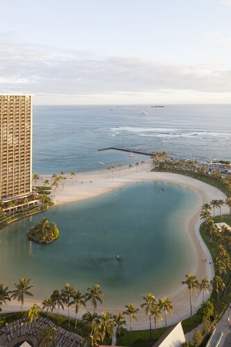 Ocean View Studio at Ilikai Walk to Beach Dining and Shopping