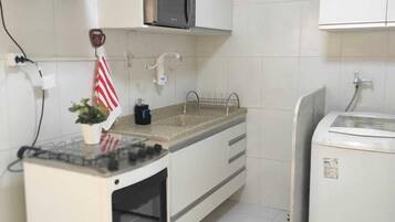 Geladeira, micro-ondas, fogão, cooktop