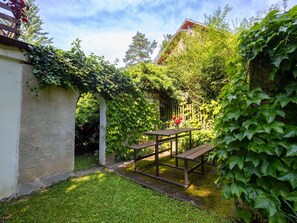 Outdoor dining - Wonderful private villa for 6 guests with TV, patio and pets allowed (Neratovice)