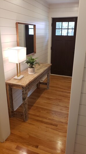 Een bad/douchecombinatie, een haardroger, handdoeken, zeep