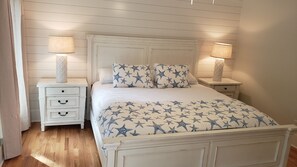 4 bedrooms, iron/ironing board, travel cot, free WiFi - THE BIG KAHUNA, close to Shem Creek, Sullivans Island and Historic Charleston! (Mount Pleasant)