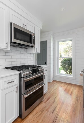 Fridge, microwave, oven, stovetop - THE BIG KAHUNA, close to Shem Creek, Sullivans Island and Historic Charleston! (Mount Pleasant)