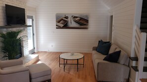 TV - THE BIG KAHUNA, close to Shem Creek, Sullivans Island and Historic Charleston! (Mount Pleasant)