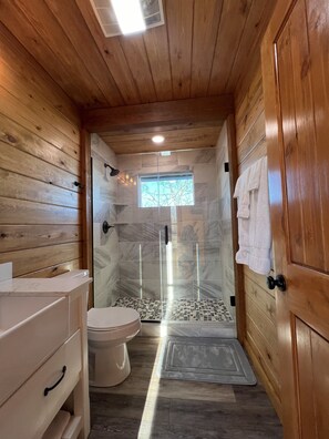 Combined shower/tub, hair dryer, towels, soap - Majestic Views, Romantic Brow Home 1.5 Miles From The Heart Of Mentone (Mentone)