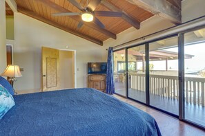 3 habitaciones, escritorio, tabla de planchar con plancha y internet