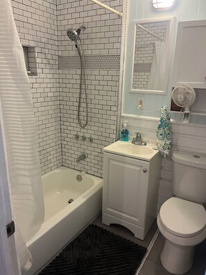 Combined shower/bathtub, hair dryer, towels, soap - COFF HOUSE "Captain's Quarters" in Iconic Downtown Landmark Villa (Christiansted)