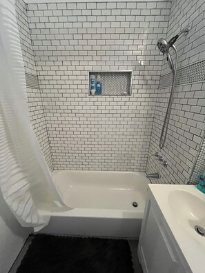 Kombinert dusj/badekar, hårføner, håndklær og såpe