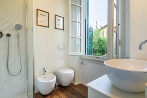 Vasca, asciugacapelli, bidet, asciugamani