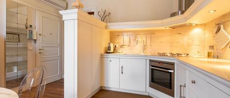 ثلاجة، فرن، موقد طهي مسطح، غسالة أطباق