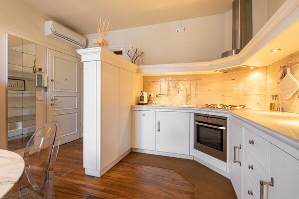 Réfrigérateur, four, plaque de cuisson, lave-vaisselle