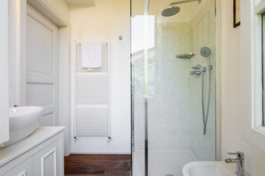 Baignoire, sèche-cheveux, bidet, serviettes fournies