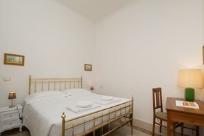 2 bedrooms, iron/ironing board, bed sheets