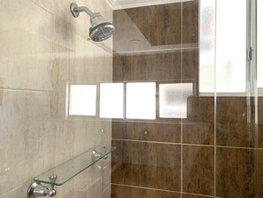 Dusche, Haartrockner, Handtücher, Shampoo