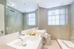 Appartement | Salle de bain | Douche, articles de toilette (gratuits), séchoir à cheveux
