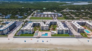 Rantahotelli, jossa on useita rakennuksia, uima-allas ja oma ranta.